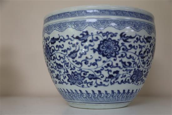 A small Chinese blue and white jardiniere, 18th century, D. 22.5cm